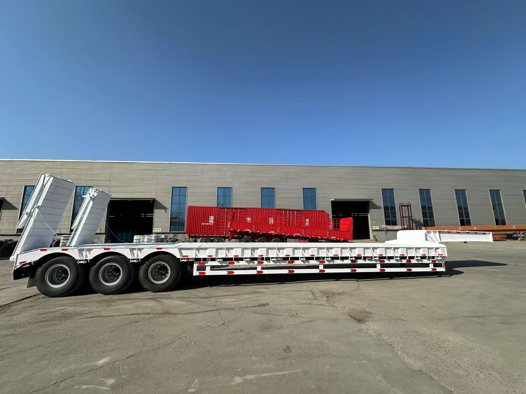 Ang 3 Axle Lowbed Semi Trailer ng Derun Vehicle ay ipinadala sa Ghana