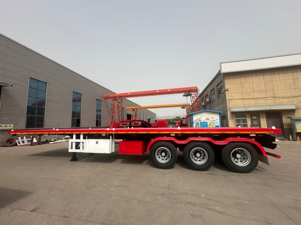 Matagumpay na na-export ng sasakyan ng Derun ang 3 hanay ng mga flatbed semi-trailer sa Dominican Republic