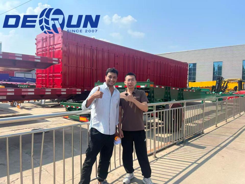 Siniyasat ng Customer ng Australia ang 3 Axle Flatbed Semi-Trailer sa Derun Factory